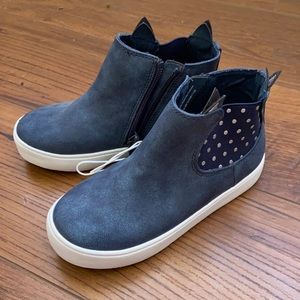 NWOT Cat & Jack height top sneaker.